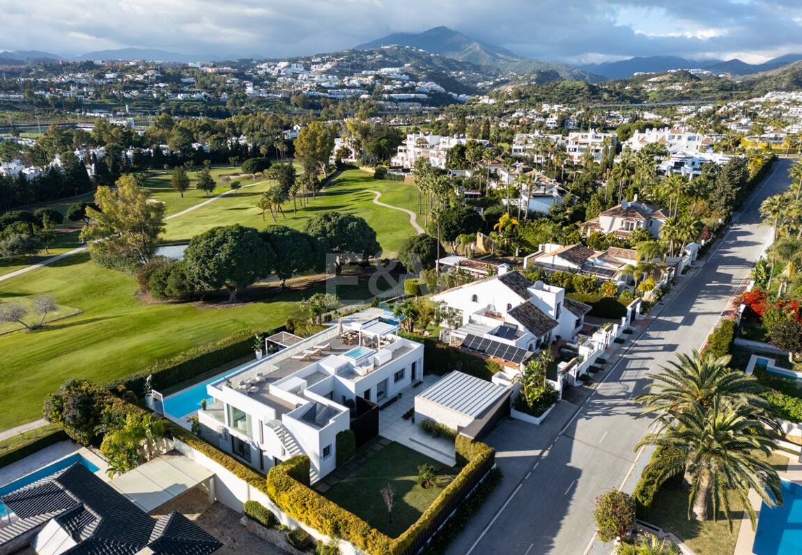 Villa exclusiva en primera línea de golf con vistas panorámicas y lujo contemporáneo