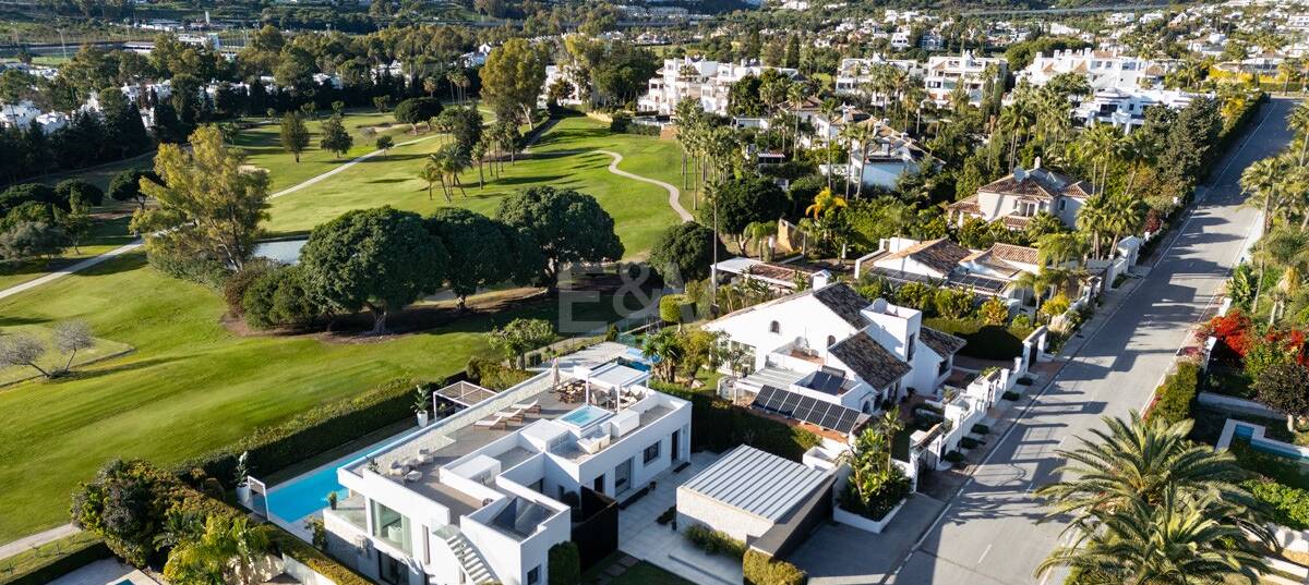 Exklusiv Frontline Golf Villa med panoramautsikt och samtida lyx