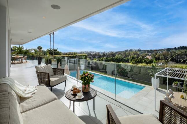 Villa exclusiva en primera línea de golf con vistas panorámicas y lujo contemporáneo
