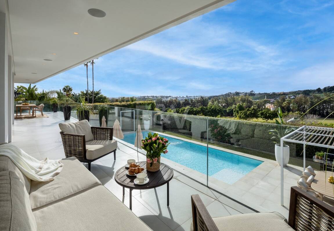 Villa exclusiva en primera línea de golf con vistas panorámicas y lujo contemporáneo