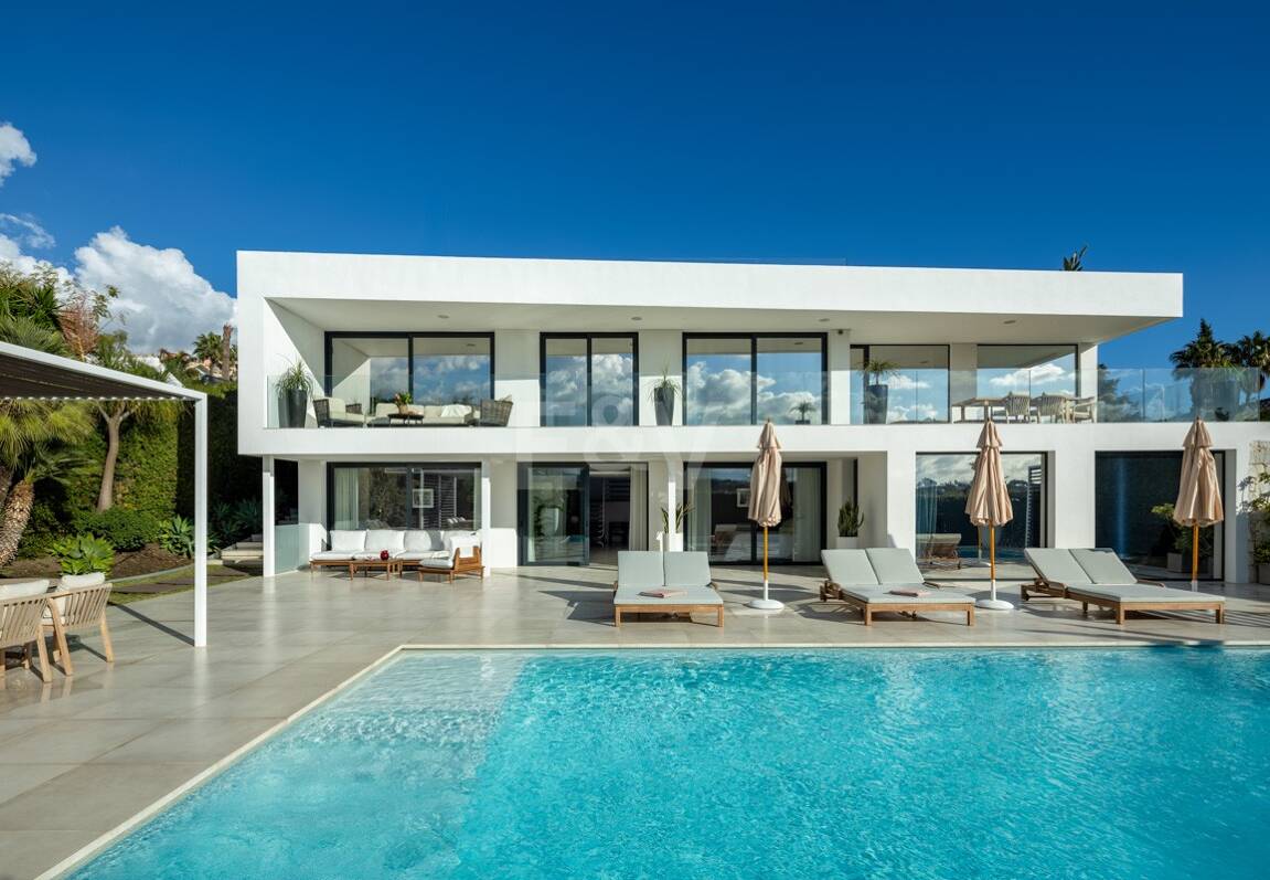 Villa exclusiva en primera línea de golf con vistas panorámicas y lujo contemporáneo