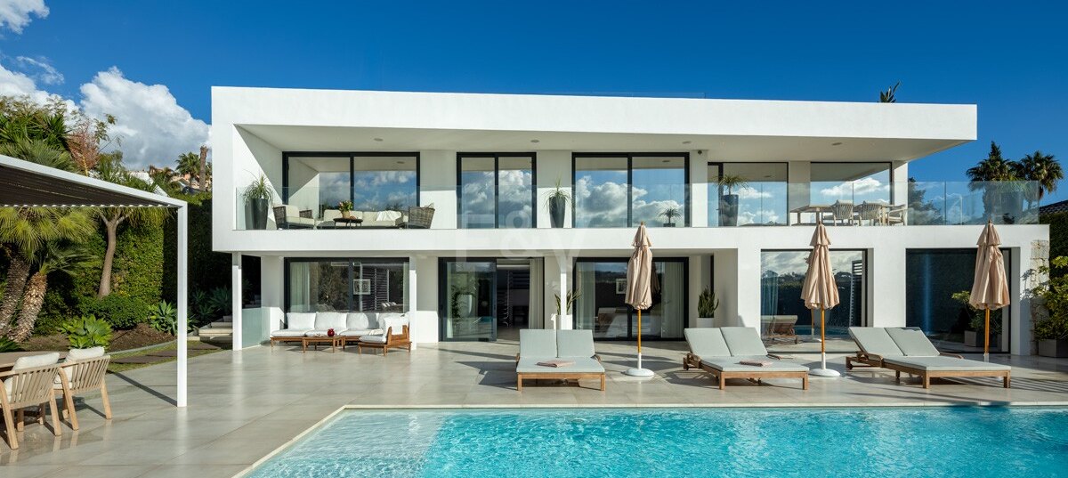 Exclusive Frontline Golf Villa with Panoramic Views & Contemporary Luxury