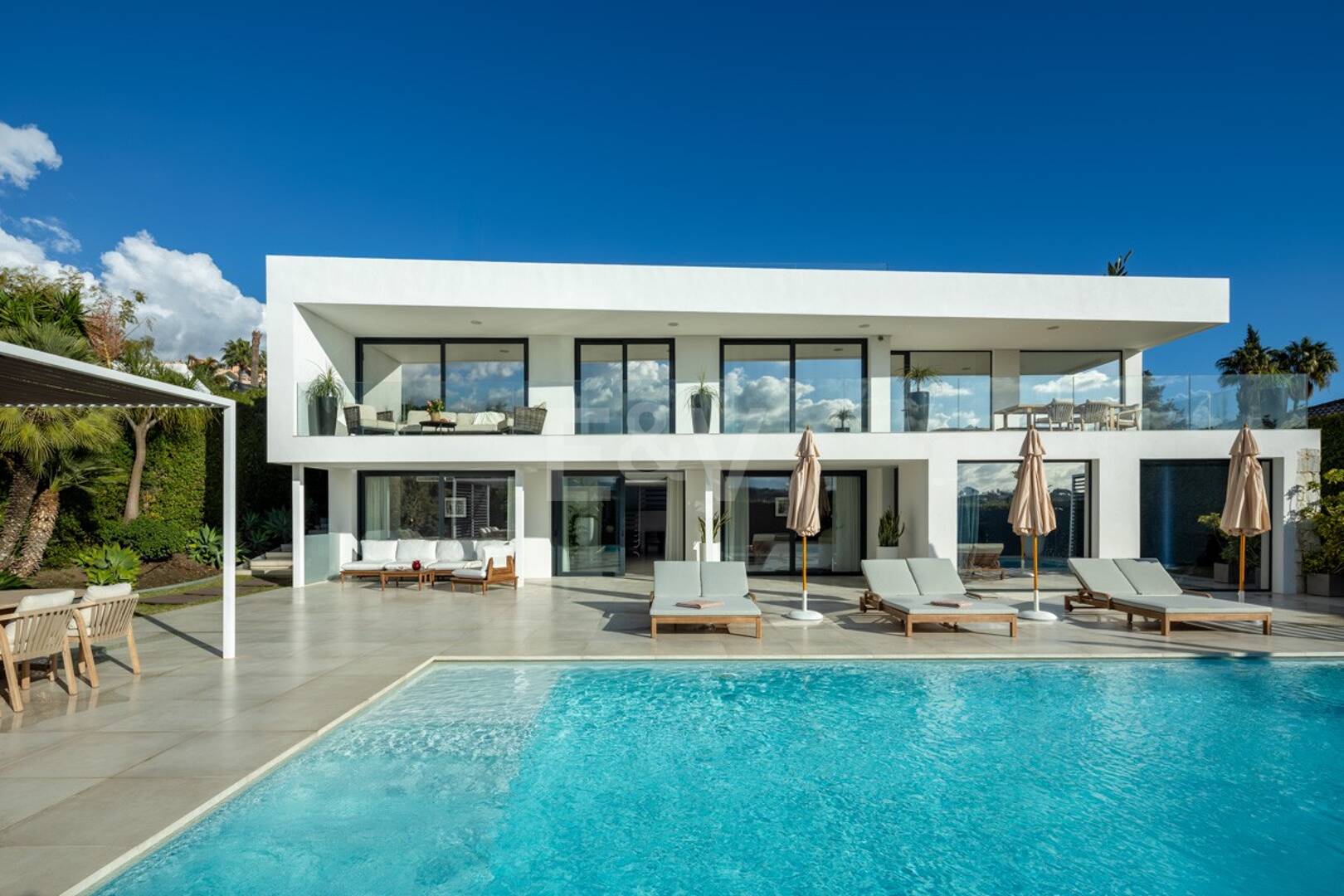 Villa exclusiva en primera línea de golf con vistas panorámicas y lujo contemporáneo