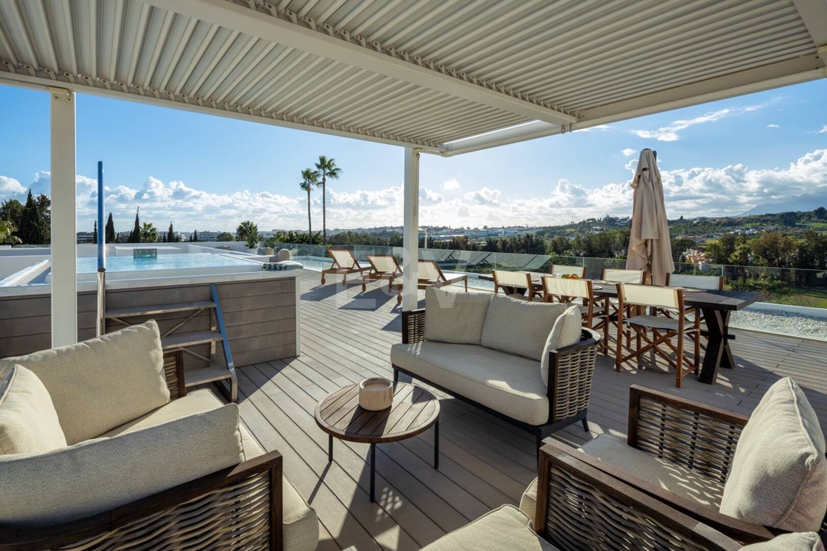 Villa exclusiva en primera línea de golf con vistas panorámicas y lujo contemporáneo