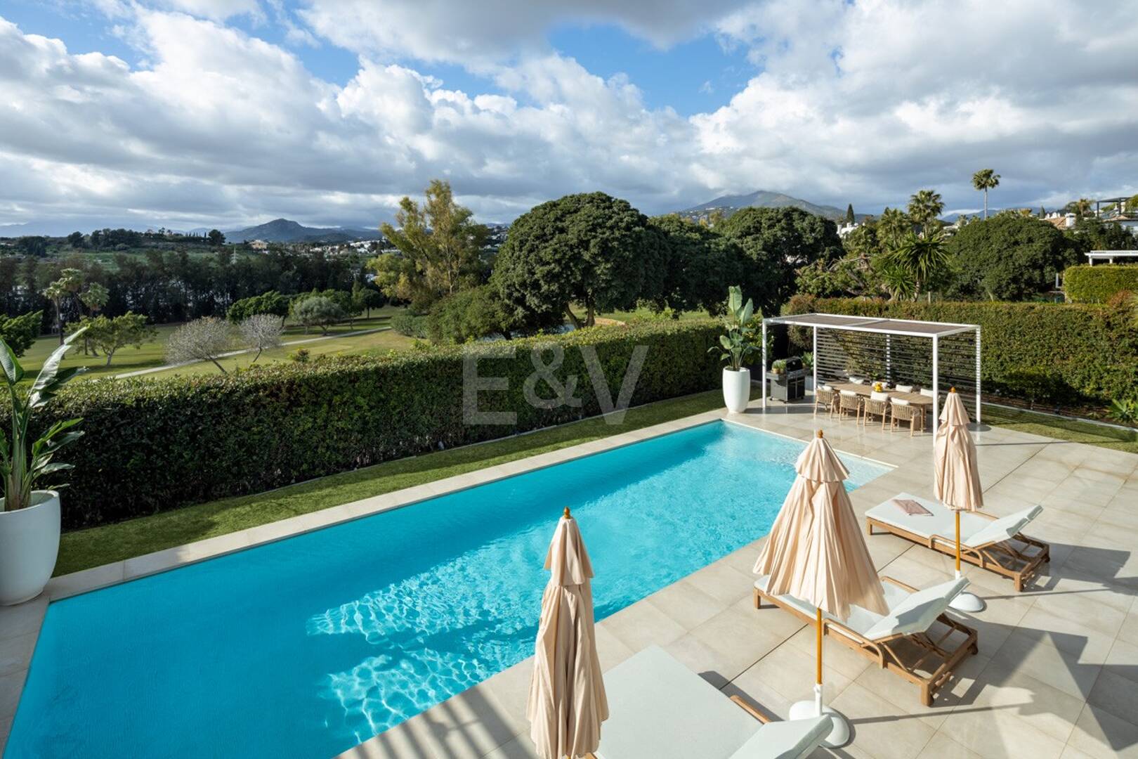Villa exclusiva en primera línea de golf con vistas panorámicas y lujo contemporáneo