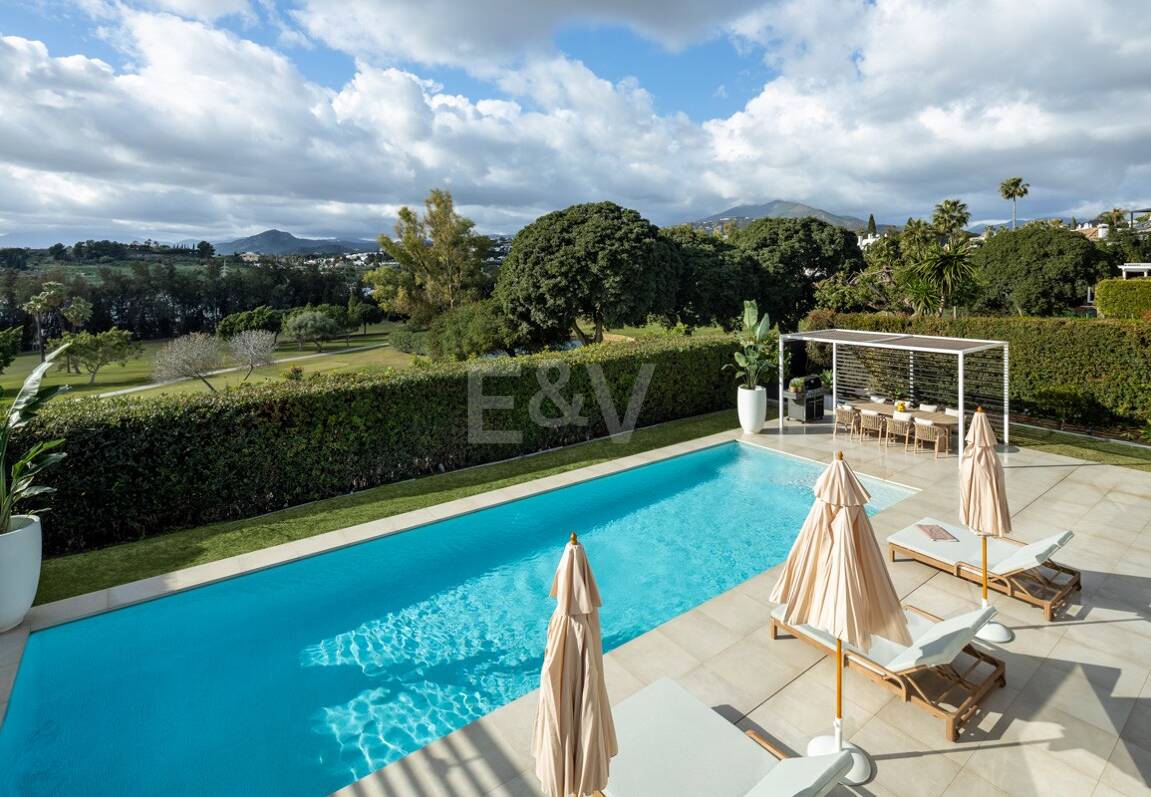 Villa exclusiva en primera línea de golf con vistas panorámicas y lujo contemporáneo