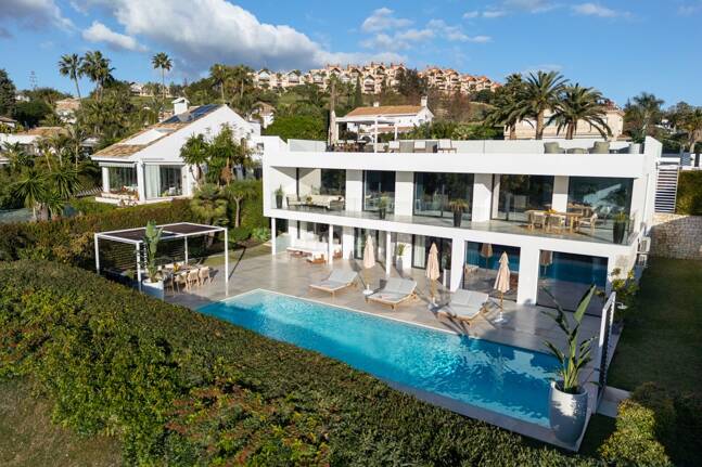 Villa exclusiva en primera línea de golf con vistas panorámicas y lujo contemporáneo
