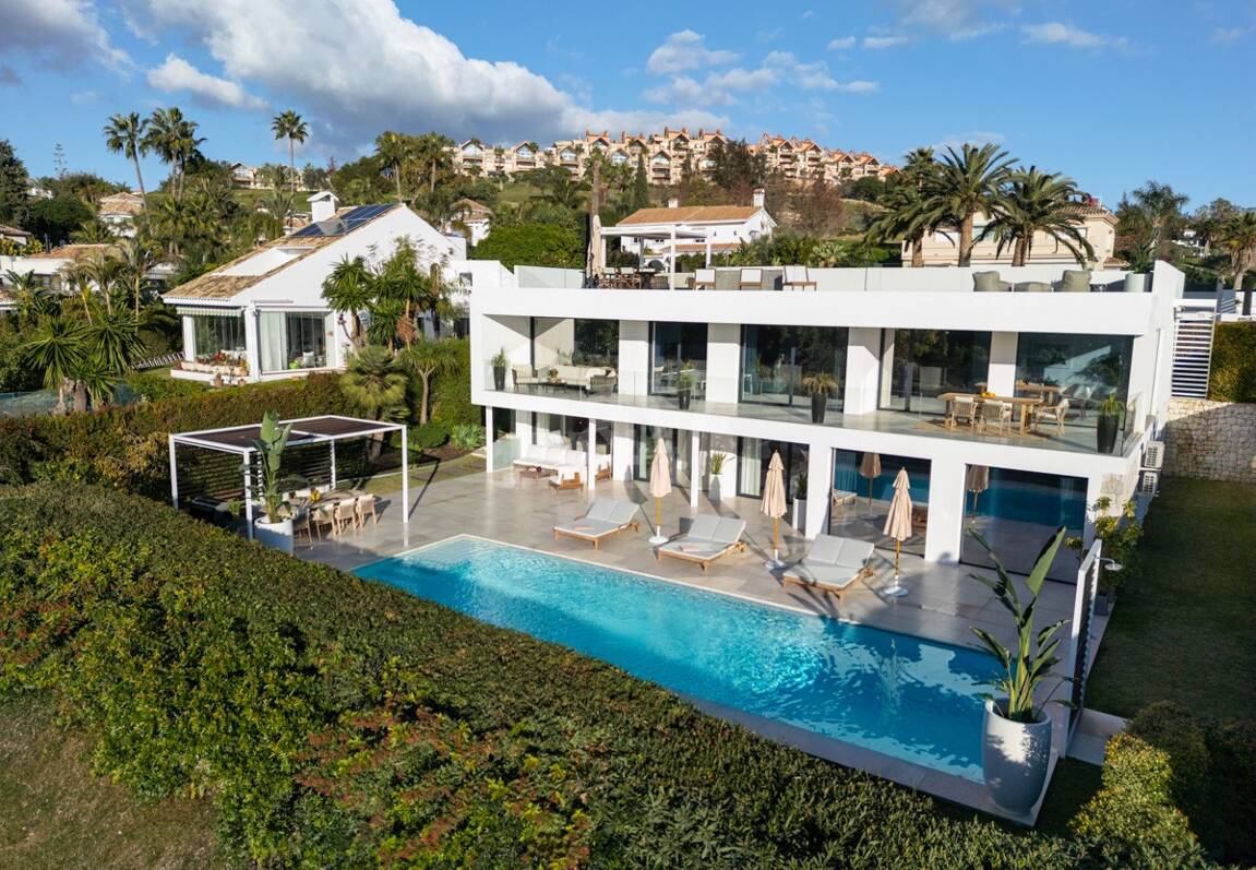 Villa exclusiva en primera línea de golf con vistas panorámicas y lujo contemporáneo