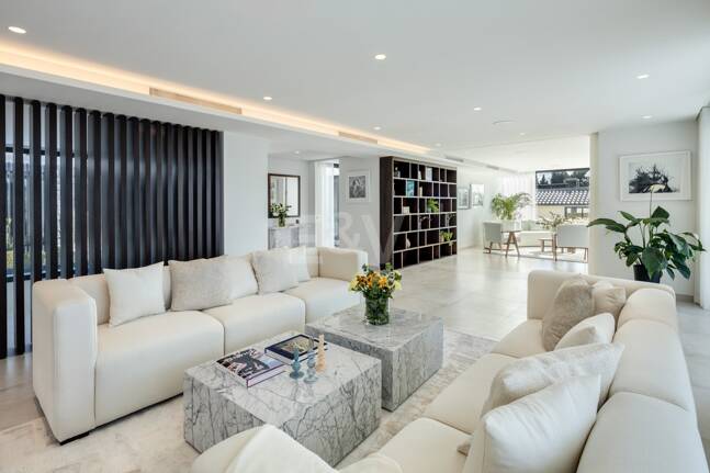 Villa exclusiva en primera línea de golf con vistas panorámicas y lujo contemporáneo