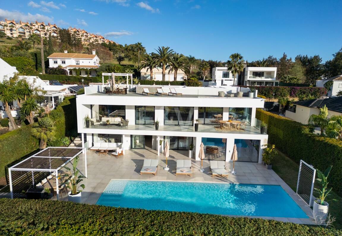 Villa exclusiva en primera línea de golf con vistas panorámicas y lujo contemporáneo
