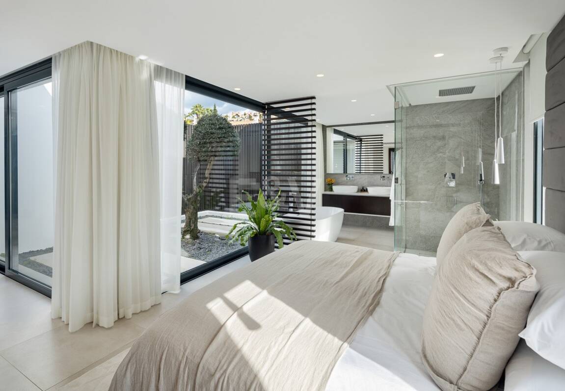 Villa exclusiva en primera línea de golf con vistas panorámicas y lujo contemporáneo