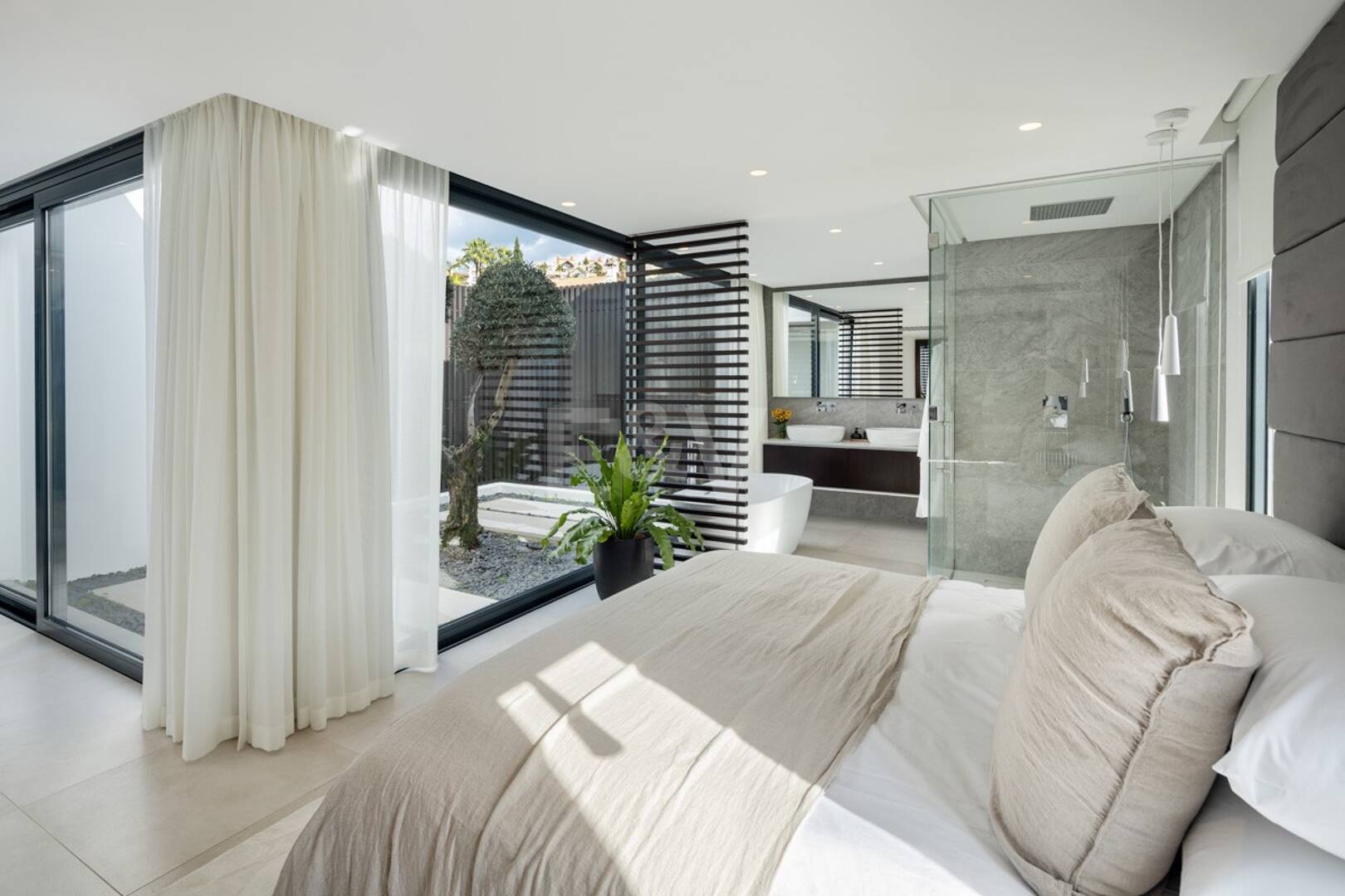 Villa exclusiva en primera línea de golf con vistas panorámicas y lujo contemporáneo