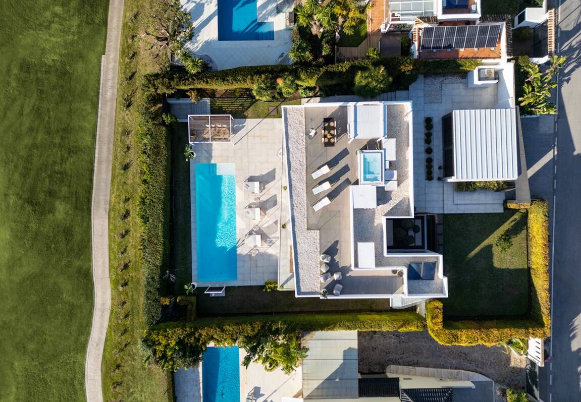 Villa exclusiva en primera línea de golf con vistas panorámicas y lujo contemporáneo