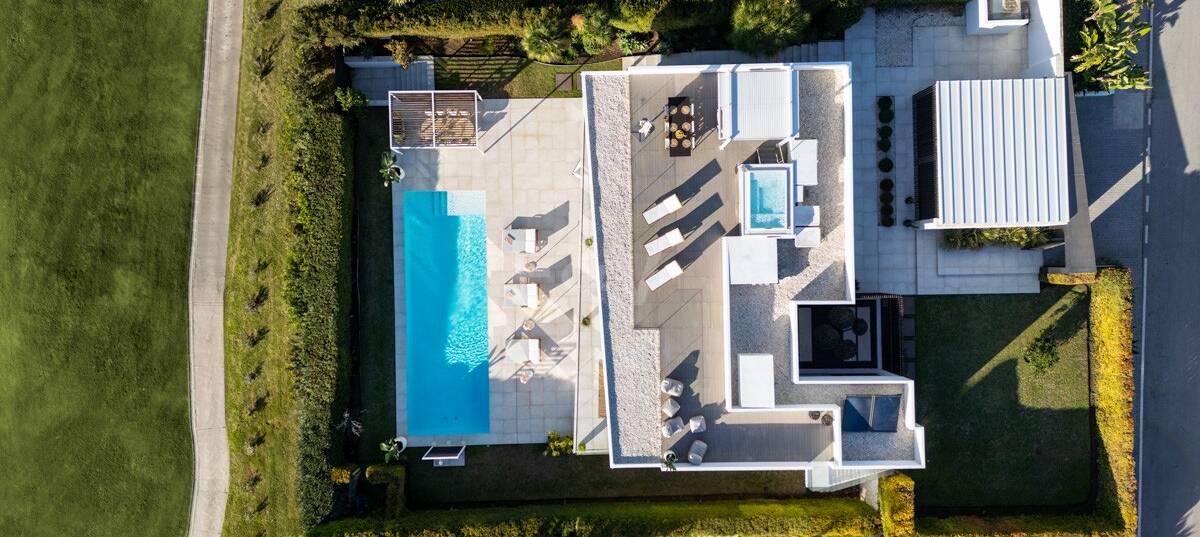 Exklusiv Frontline Golf Villa med panoramautsikt och samtida lyx