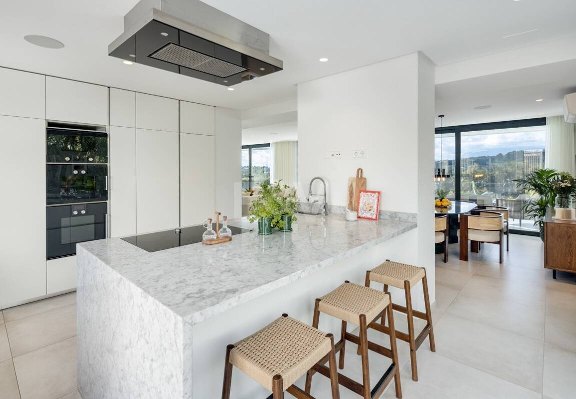 Villa exclusiva en primera línea de golf con vistas panorámicas y lujo contemporáneo