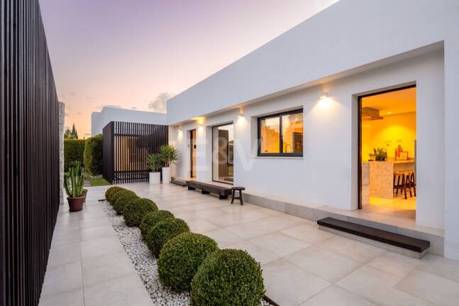 Villa exclusiva en primera línea de golf con vistas panorámicas y lujo contemporáneo
