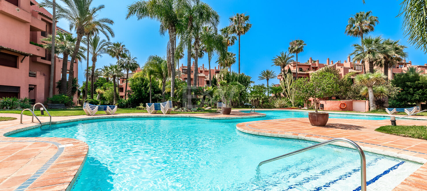 Bright Beachside Holiday Apartment in Alicate Playa