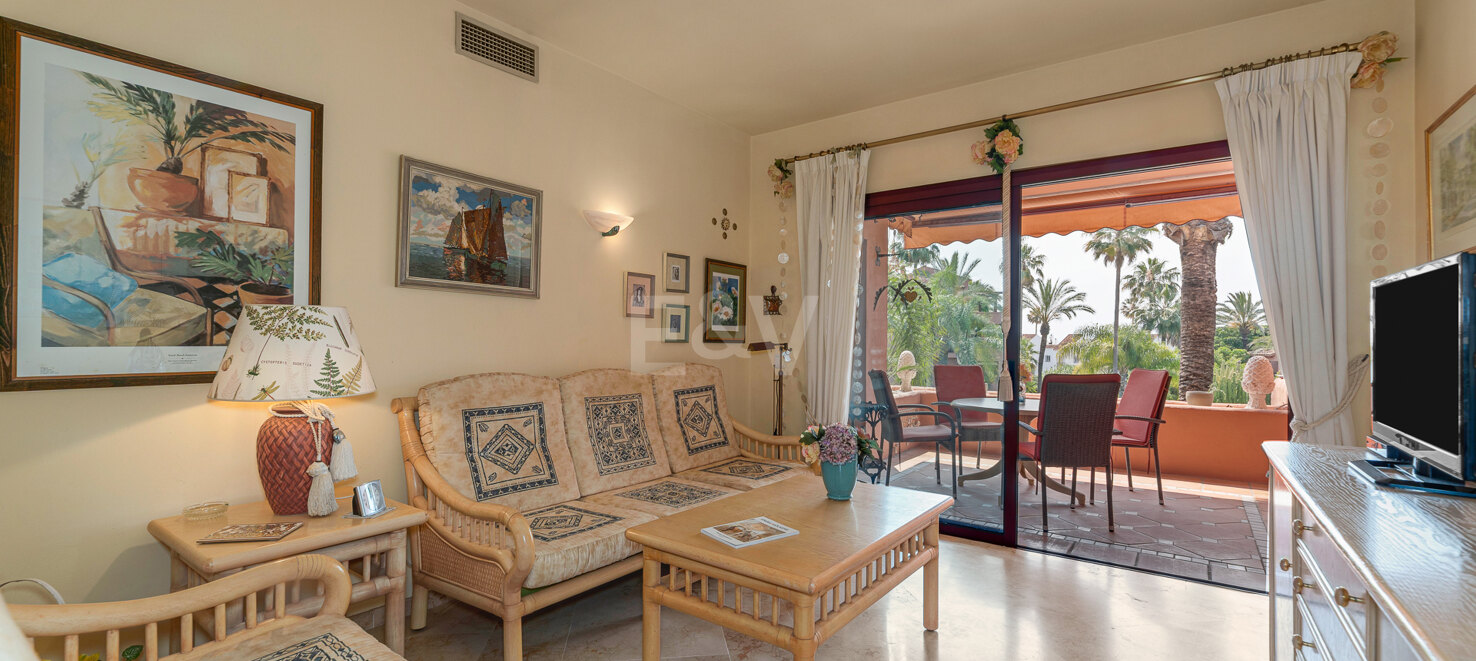Bright Beachside Holiday Apartment in Alicate Playa