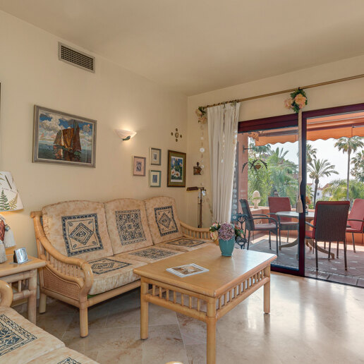 Bright Beachside Holiday Apartment in Alicate Playa