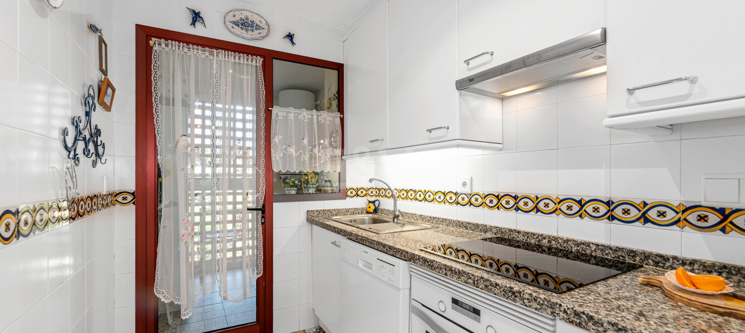 Bright Beachside Holiday Apartment in Alicate Playa