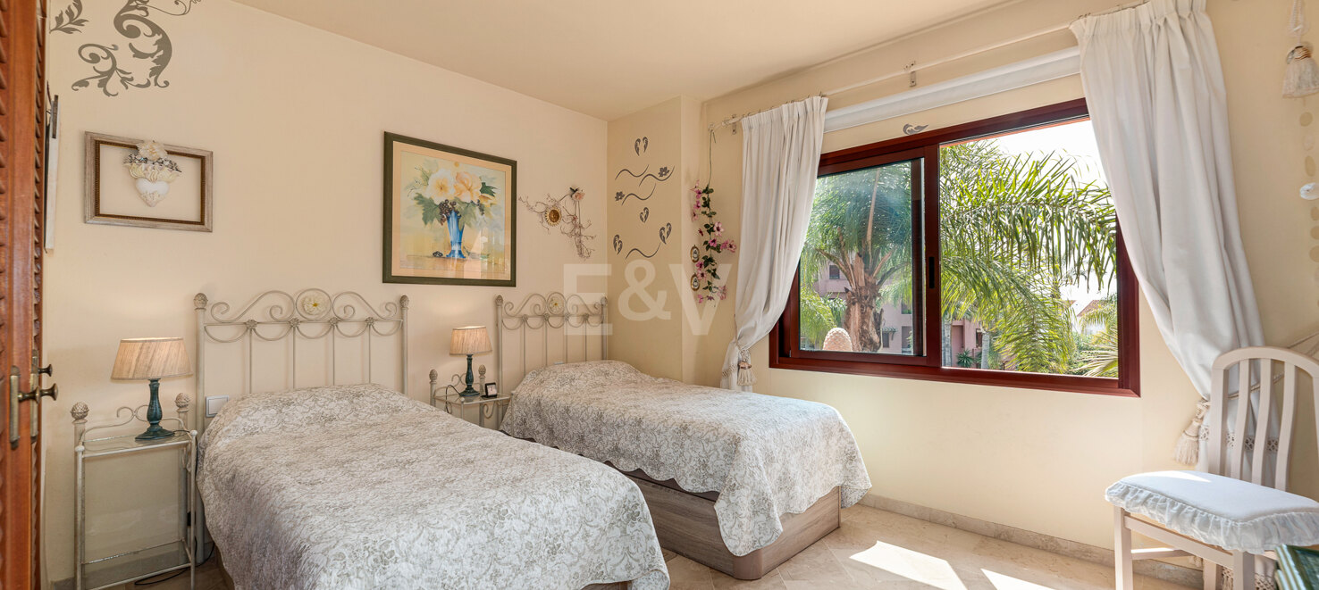 Bright Beachside Holiday Apartment in Alicate Playa