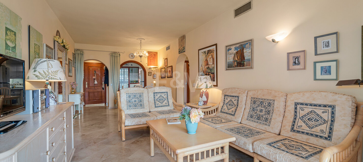 Bright Beachside Holiday Apartment in Alicate Playa