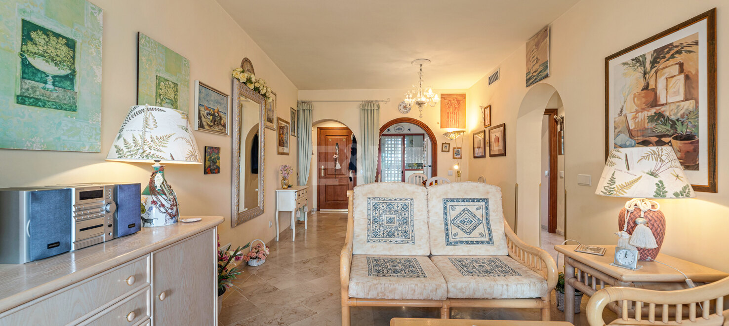 Bright Beachside Holiday Apartment in Alicate Playa