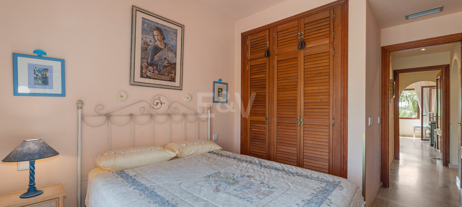 Bright Beachside Holiday Apartment in Alicate Playa