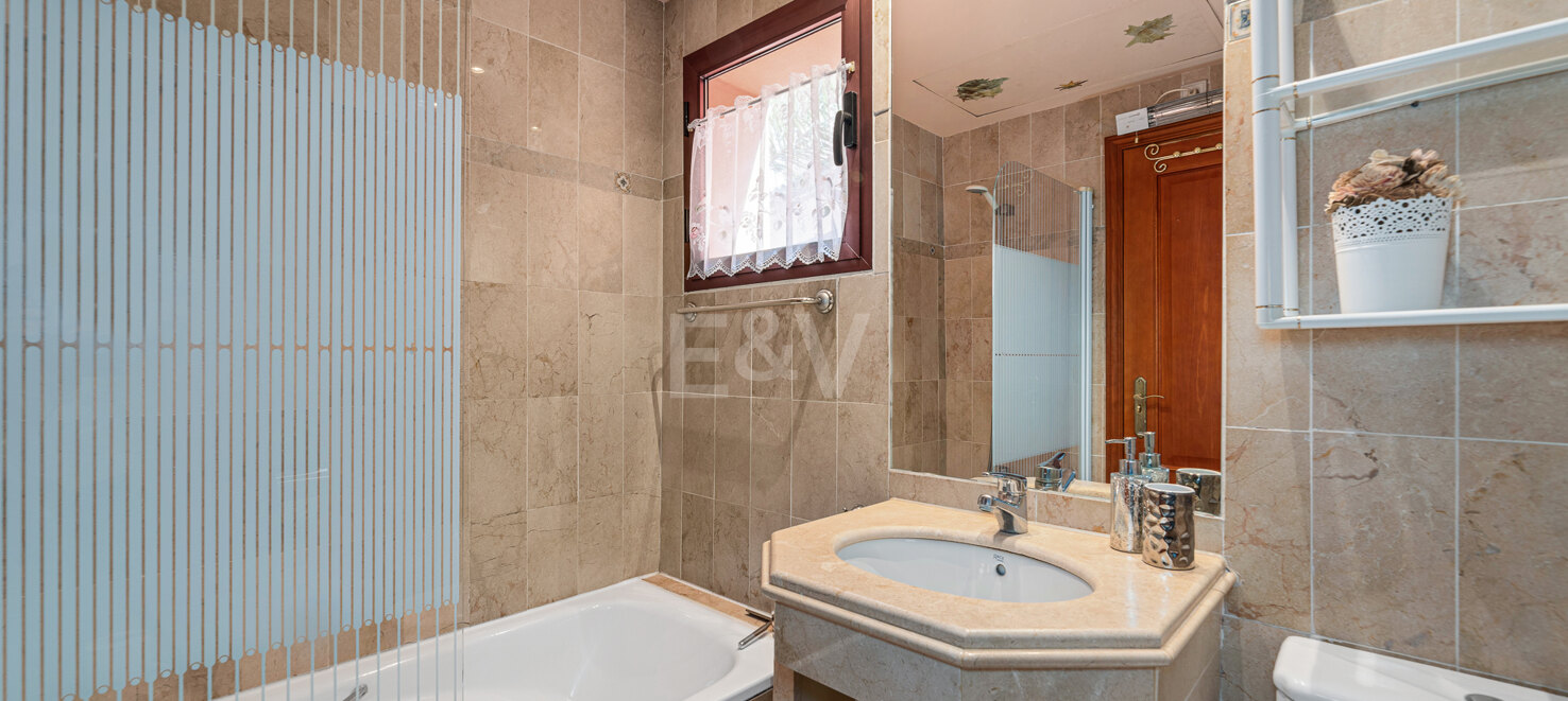 Bright Beachside Holiday Apartment in Alicate Playa