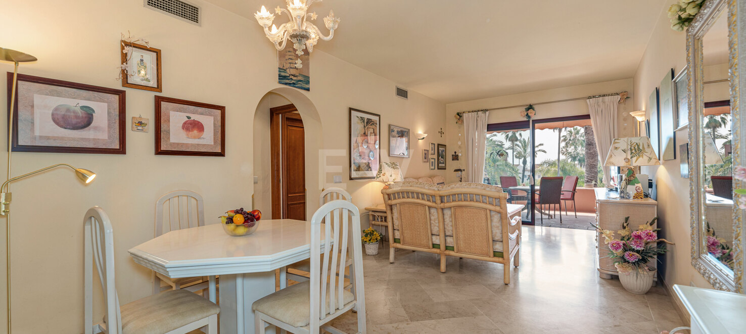 Bright Beachside Holiday Apartment in Alicate Playa