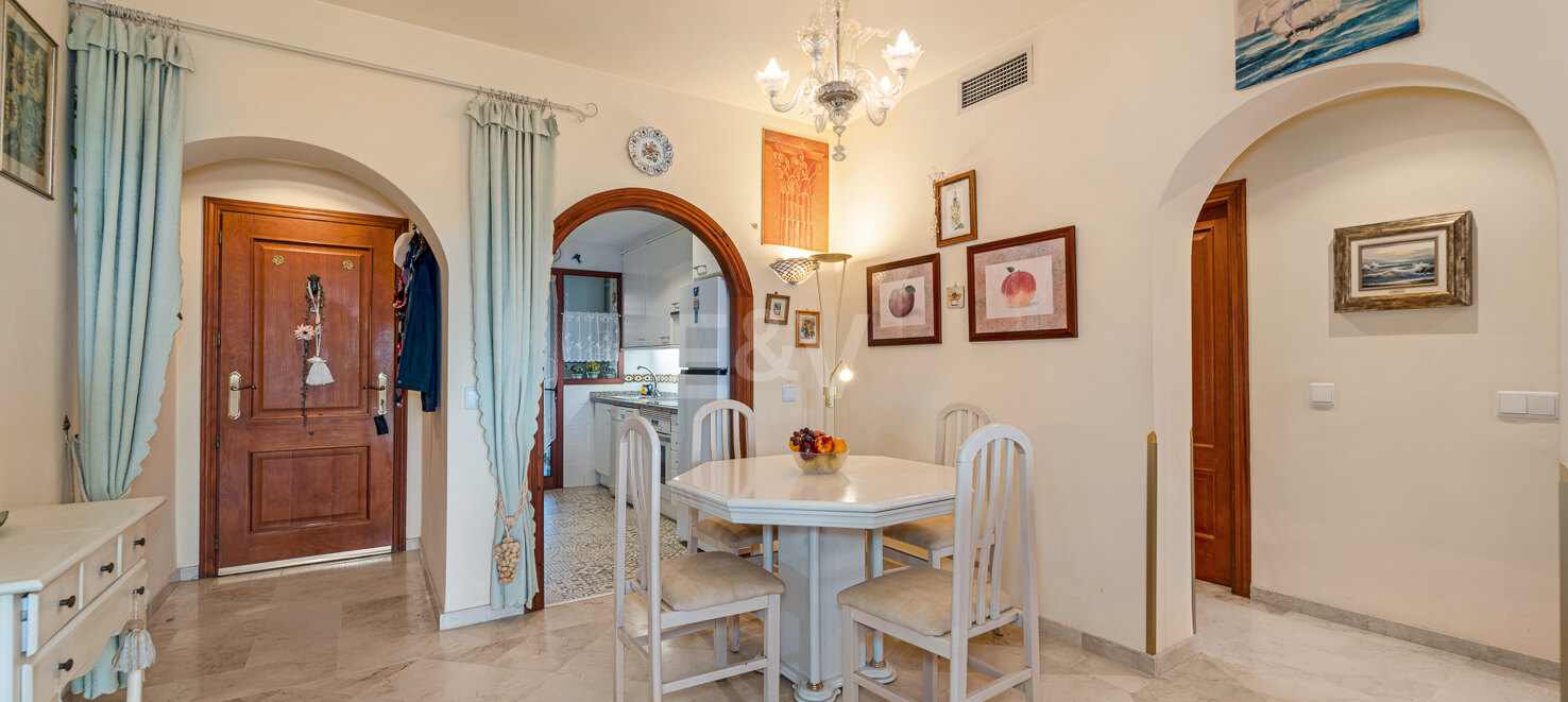 Bright Beachside Holiday Apartment in Alicate Playa