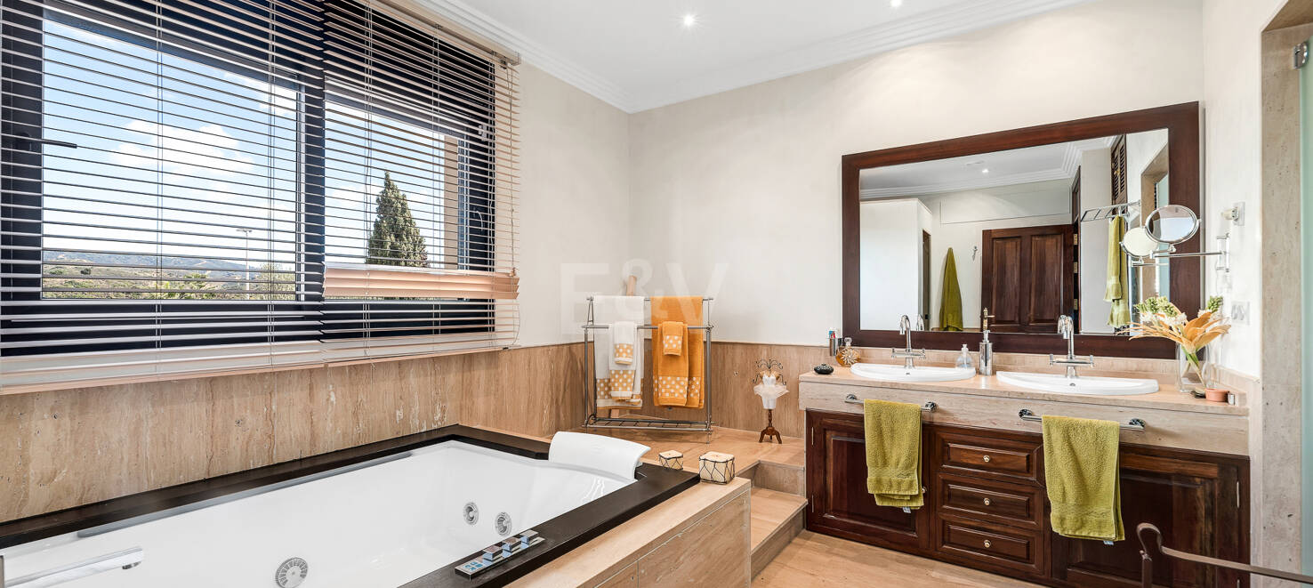 Lyxvilla med spektakulär havsutsikt i Santa Clara, Marbella
