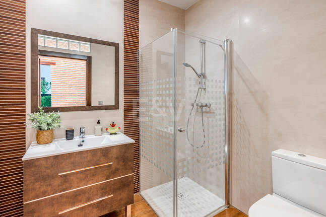 Villa avec jardin et piscine privée à seulement quelques minutes de la mer disponible pour la location à long terme