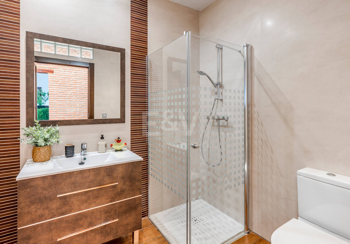 Villa avec jardin et piscine privée à seulement quelques minutes de la mer disponible pour la location à long terme