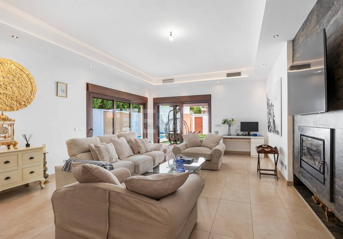 Villa avec jardin et piscine privée à seulement quelques minutes de la mer disponible pour la location à long terme