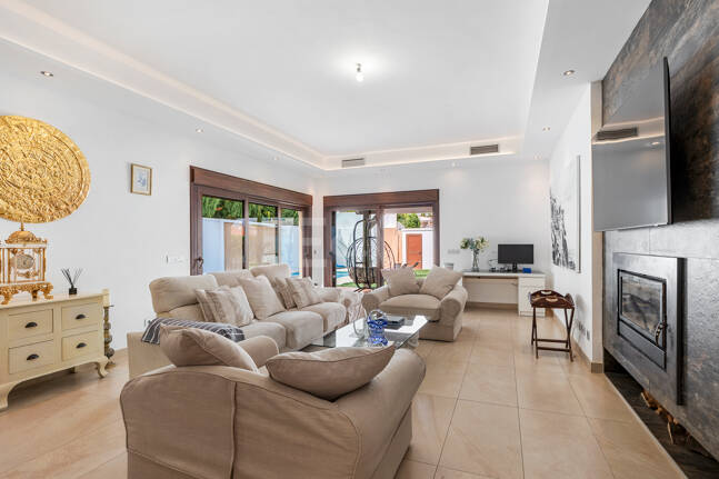 Villa avec jardin et piscine privée à seulement quelques minutes de la mer disponible pour la location à long terme
