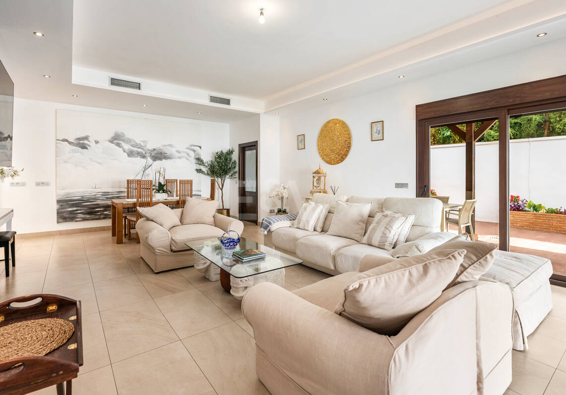 Villa avec jardin et piscine privée à seulement quelques minutes de la mer disponible pour la location à long terme