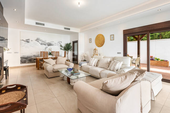 Villa avec jardin et piscine privée à seulement quelques minutes de la mer disponible pour la location à long terme