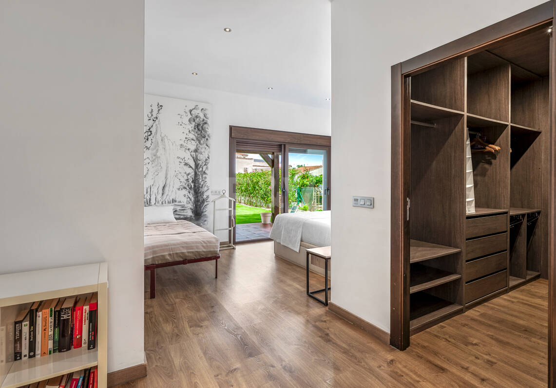 Villa avec jardin et piscine privée à seulement quelques minutes de la mer disponible pour la location à long terme
