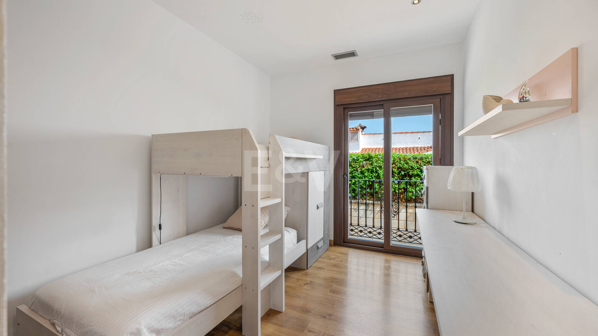 Villa avec jardin et piscine privée à seulement quelques minutes de la mer disponible pour la location à long terme