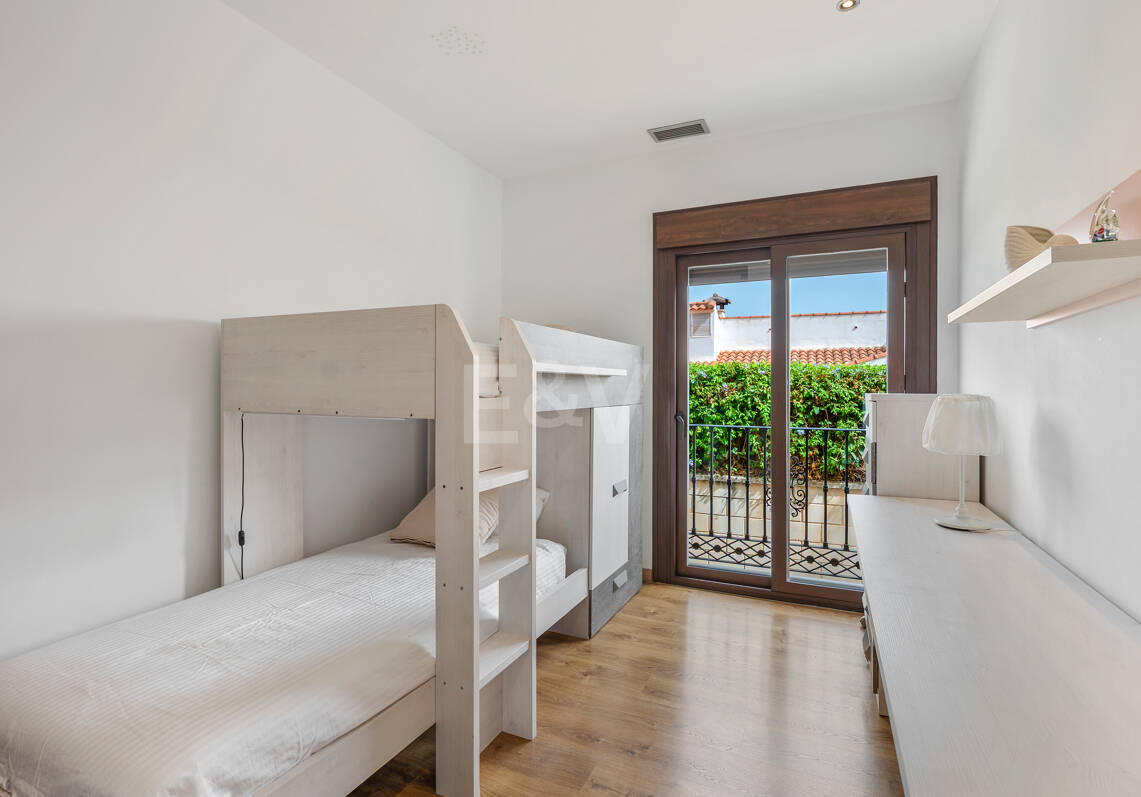 Villa avec jardin et piscine privée à seulement quelques minutes de la mer disponible pour la location à long terme