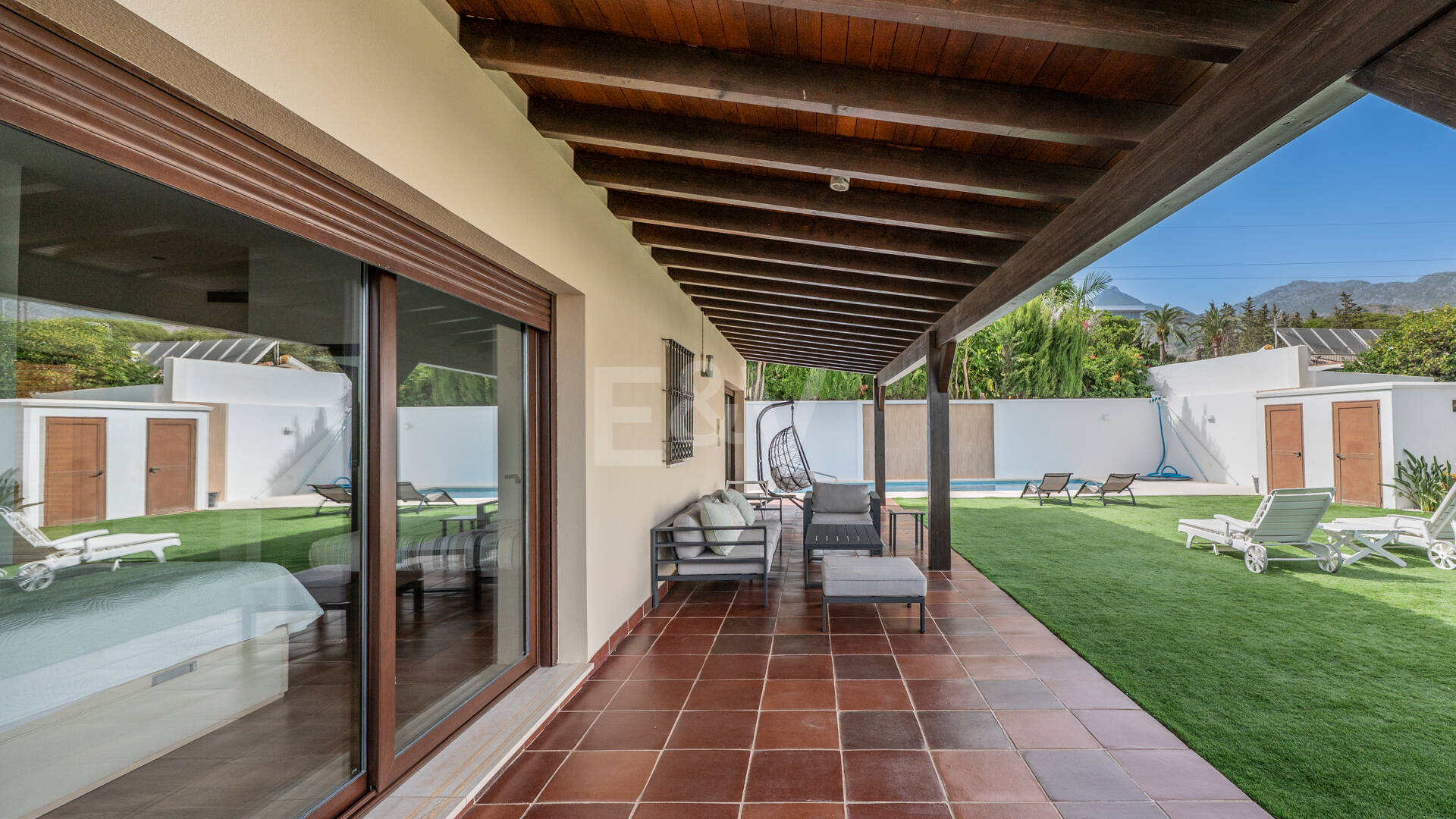 Villa avec jardin et piscine privée à seulement quelques minutes de la mer disponible pour la location à long terme