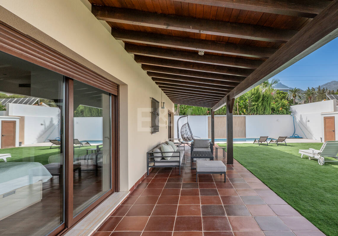 Villa avec jardin et piscine privée à seulement quelques minutes de la mer disponible pour la location à long terme