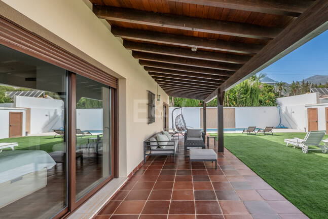 Villa avec jardin et piscine privée à seulement quelques minutes de la mer disponible pour la location à long terme