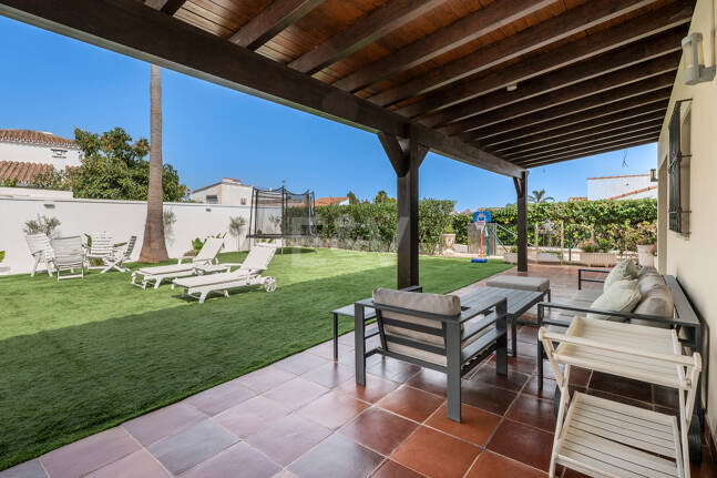 Villa avec jardin et piscine privée à seulement quelques minutes de la mer disponible pour la location à long terme