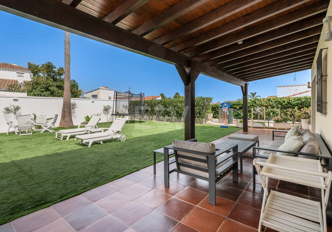 Villa avec jardin et piscine privée à seulement quelques minutes de la mer disponible pour la location à long terme