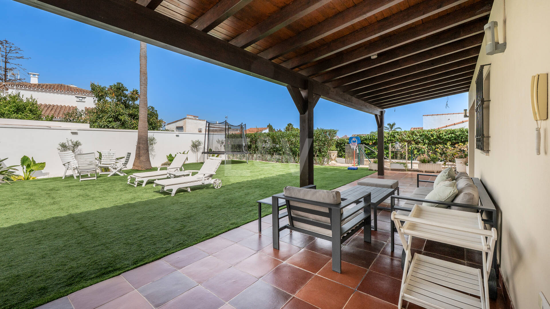 Villa avec jardin et piscine privée à seulement quelques minutes de la mer disponible pour la location à long terme