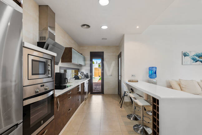 Villa avec jardin et piscine privée à seulement quelques minutes de la mer disponible pour la location à long terme