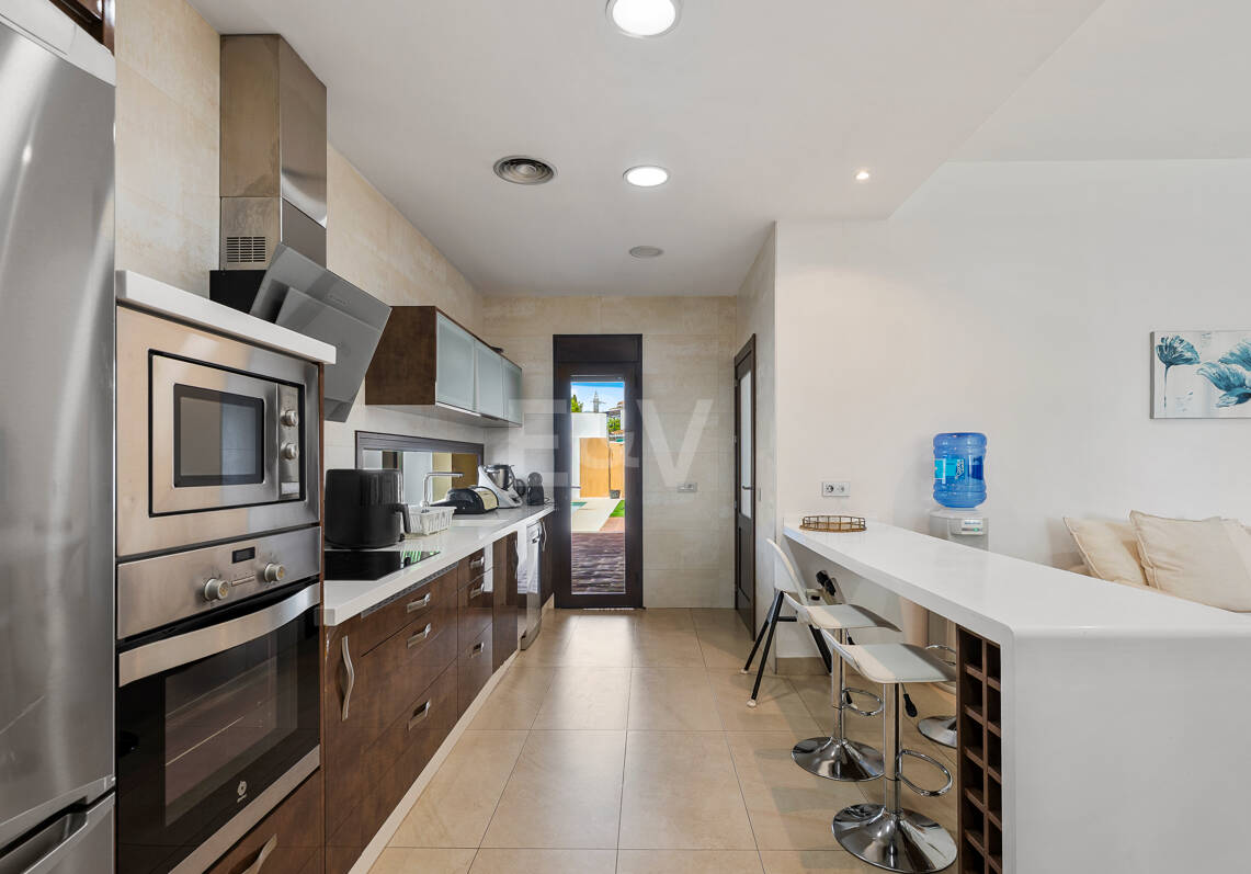 Villa avec jardin et piscine privée à seulement quelques minutes de la mer disponible pour la location à long terme