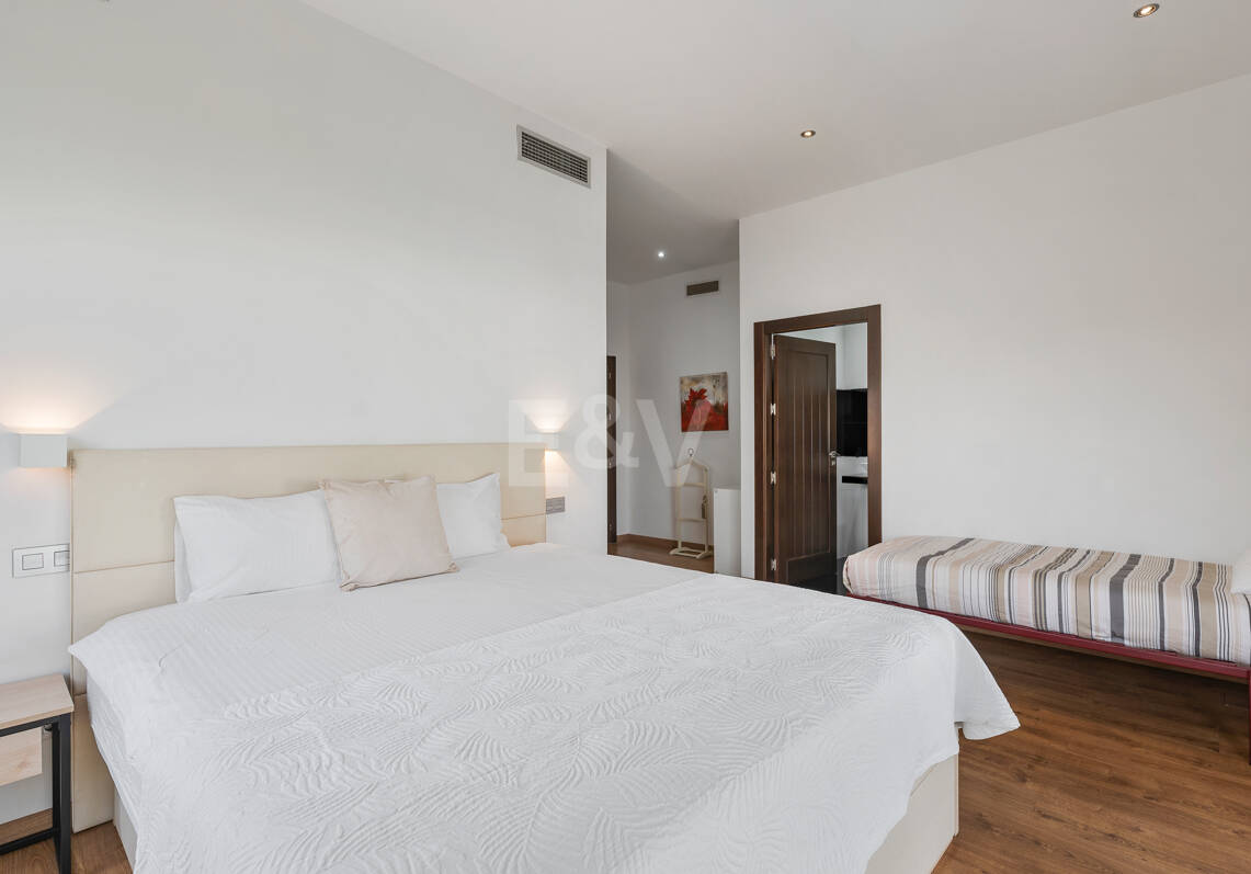 Villa avec jardin et piscine privée à seulement quelques minutes de la mer disponible pour la location à long terme
